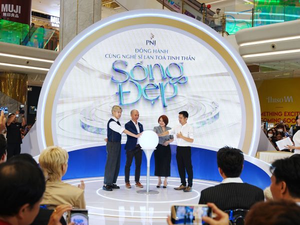 Cosmopolitan , Spotlight